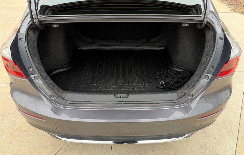 Honda Insight Vehicle Full-screen Gallery Image 21