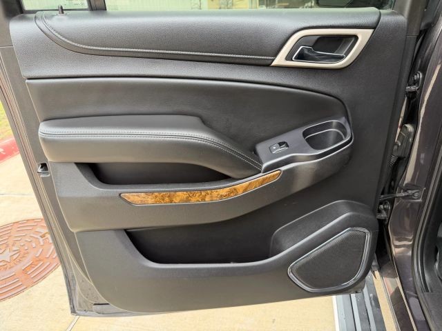 GMC Yukon XL Vehicle Full-screen Gallery Image 16