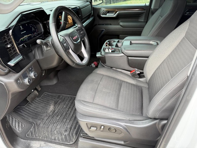 GMC Sierra 150 Vehicle Full-screen Gallery Image 11