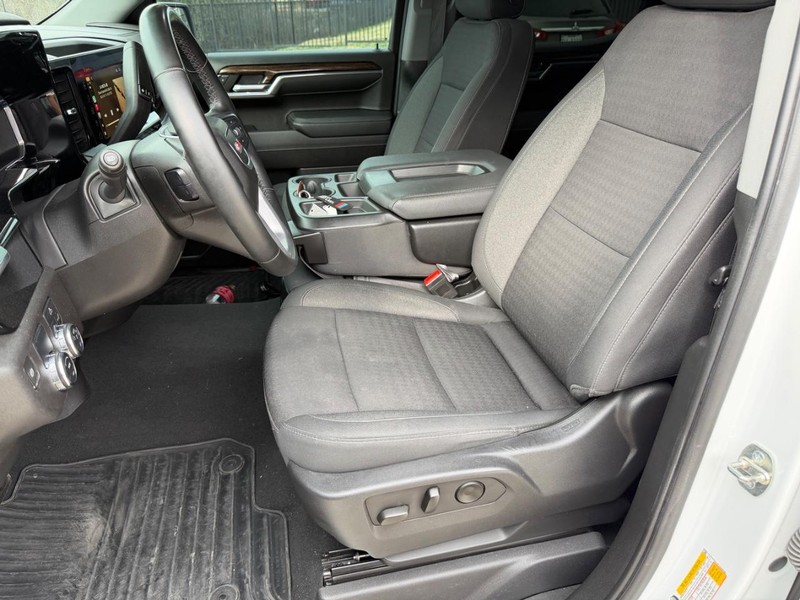 GMC Sierra 150 Vehicle Full-screen Gallery Image 12