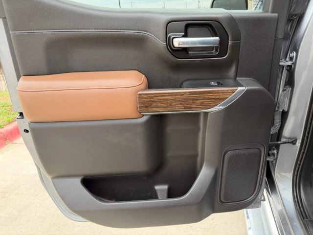 Chevrolet Silverado Vehicle Full-screen Gallery Image 16