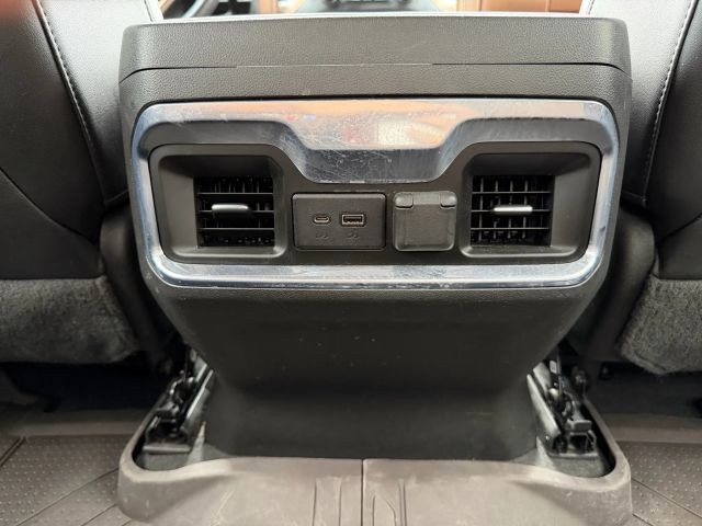 Chevrolet Silverado Vehicle Full-screen Gallery Image 19