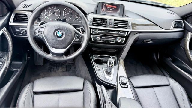 BMW 3 Series Vehicle Full-screen Gallery Image 05