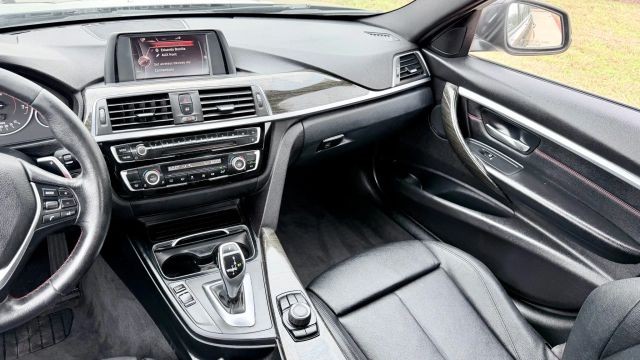 BMW 3 Series Vehicle Full-screen Gallery Image 08