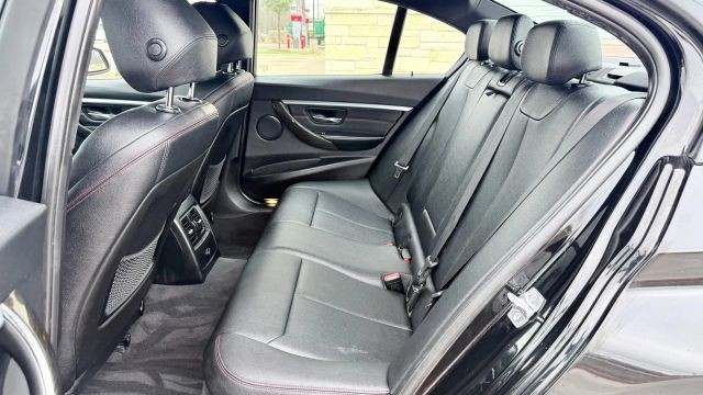 BMW 3 Series Vehicle Full-screen Gallery Image 09