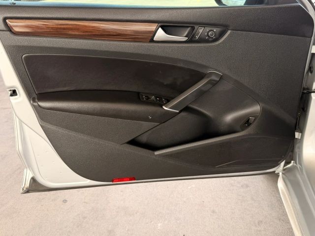 Volkswagen Passat Vehicle Full-screen Gallery Image 09