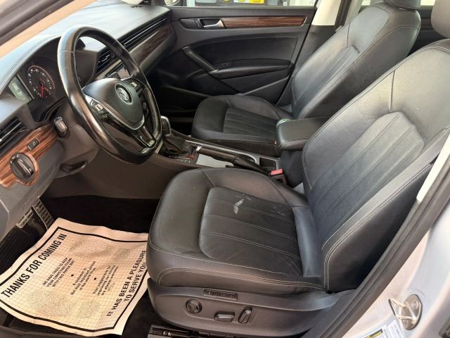 Volkswagen Passat Vehicle Full-screen Gallery Image 11