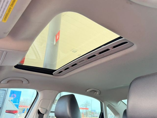 Volkswagen Passat Vehicle Full-screen Gallery Image 12