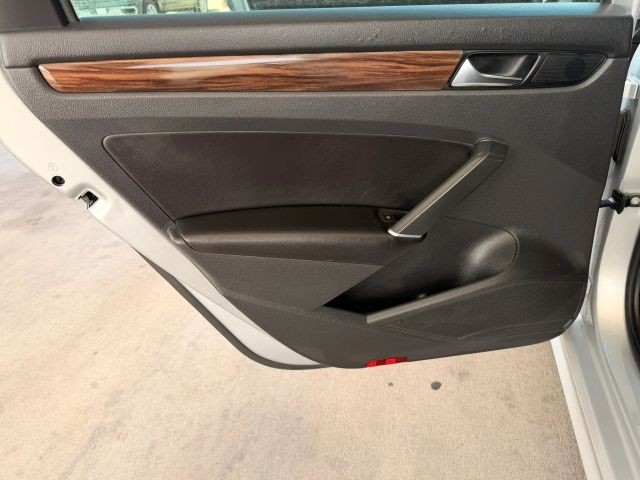 Volkswagen Passat Vehicle Full-screen Gallery Image 13