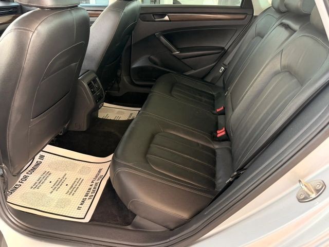 Volkswagen Passat Vehicle Full-screen Gallery Image 14