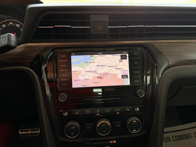 Volkswagen Passat Vehicle Full-screen Gallery Image 15