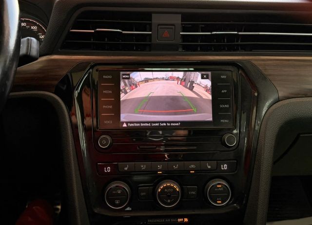 Volkswagen Passat Vehicle Full-screen Gallery Image 16