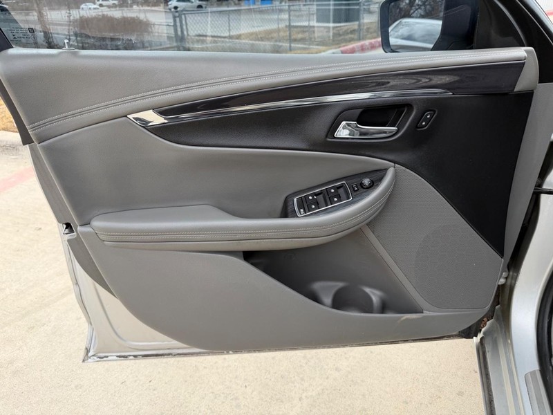 Chevrolet Impala Vehicle Full-screen Gallery Image 10