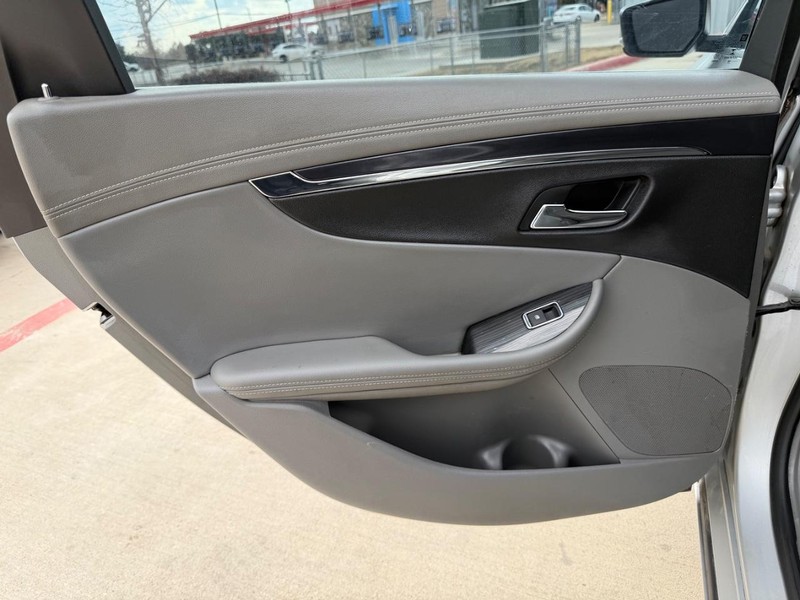 Chevrolet Impala Vehicle Full-screen Gallery Image 16