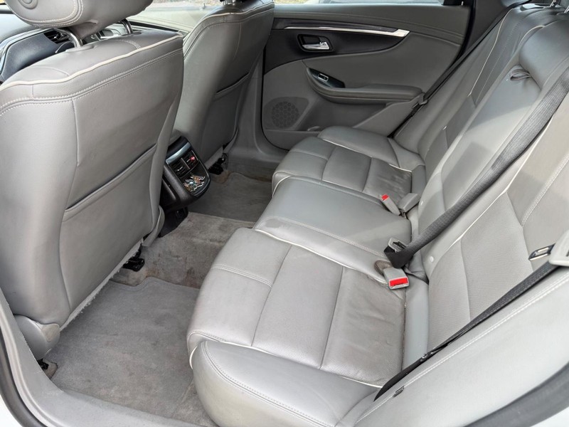 Chevrolet Impala Vehicle Full-screen Gallery Image 17