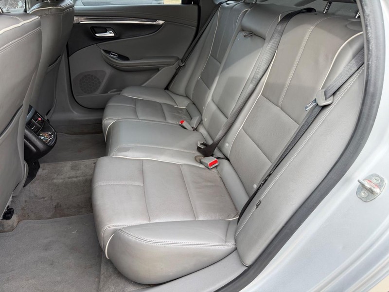 Chevrolet Impala Vehicle Full-screen Gallery Image 18