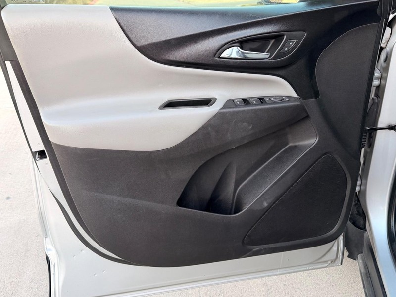 Chevrolet Equinox Vehicle Full-screen Gallery Image 09