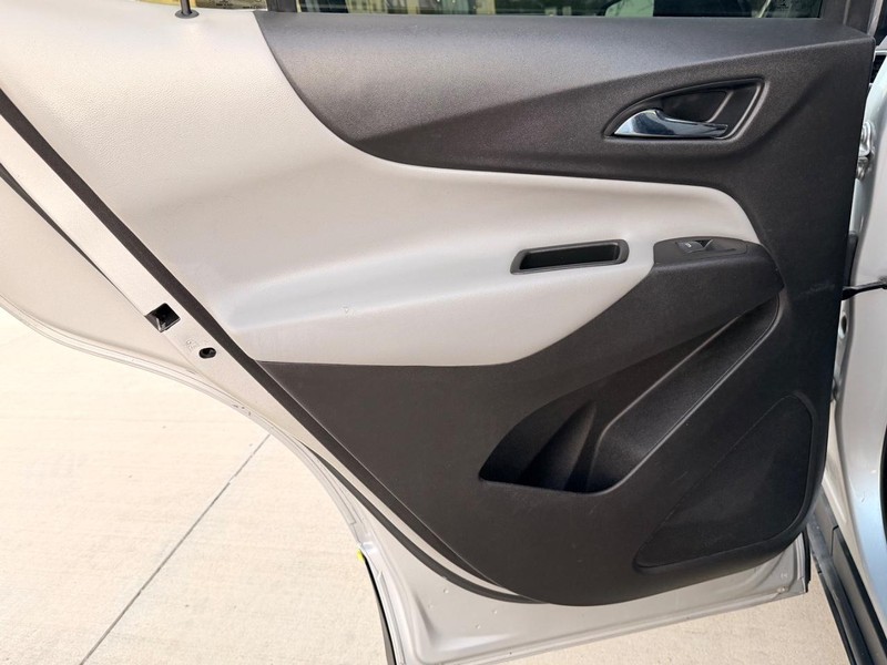 Chevrolet Equinox Vehicle Full-screen Gallery Image 12