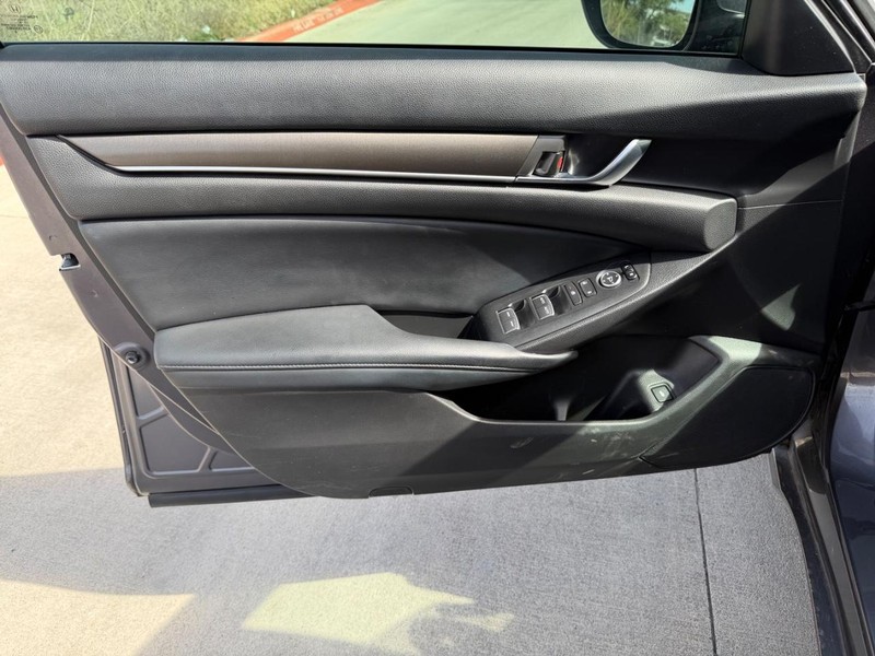 Honda Accord Sedan Vehicle Full-screen Gallery Image 10