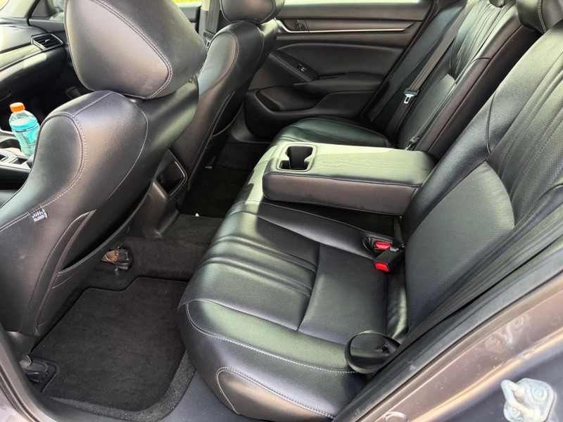 Honda Accord Sedan Vehicle Full-screen Gallery Image 17