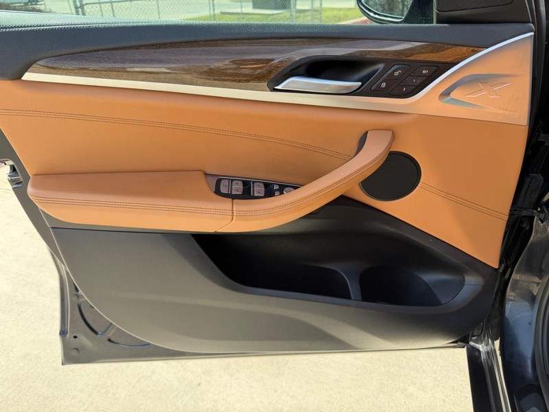 BMW X3 Vehicle Full-screen Gallery Image 10