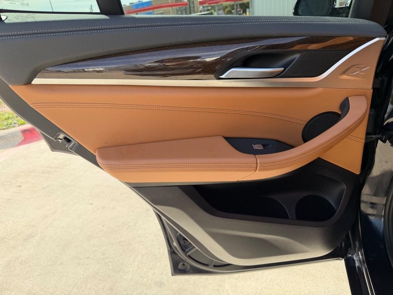 BMW X3 Vehicle Full-screen Gallery Image 15