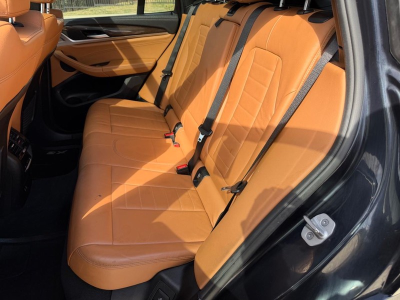 BMW X3 Vehicle Full-screen Gallery Image 17