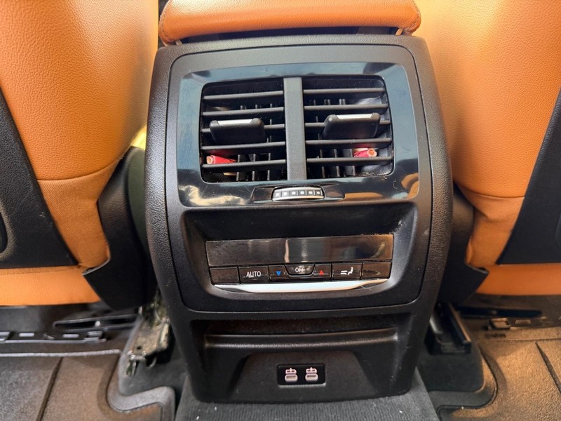 BMW X3 Vehicle Full-screen Gallery Image 18