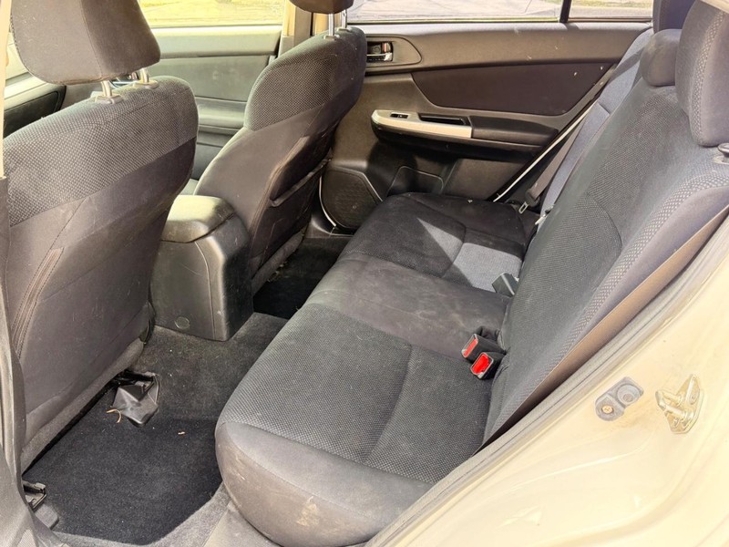 Subaru Impreza Sedan Vehicle Full-screen Gallery Image 12