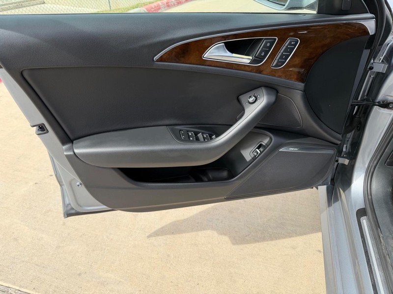 Audi A6 Vehicle Full-screen Gallery Image 11