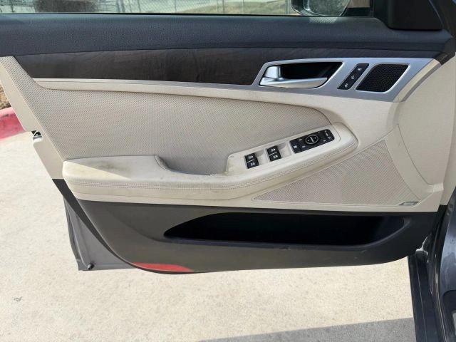 Hyundai Genesis Vehicle Full-screen Gallery Image 10