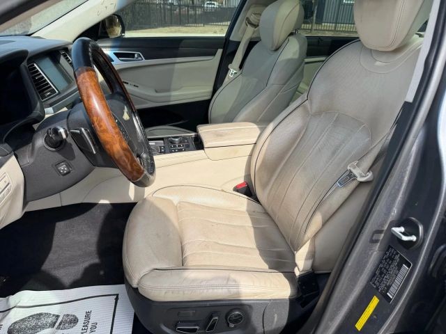 Hyundai Genesis Vehicle Full-screen Gallery Image 12