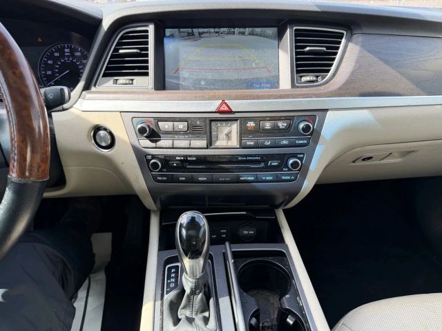 Hyundai Genesis Vehicle Full-screen Gallery Image 14