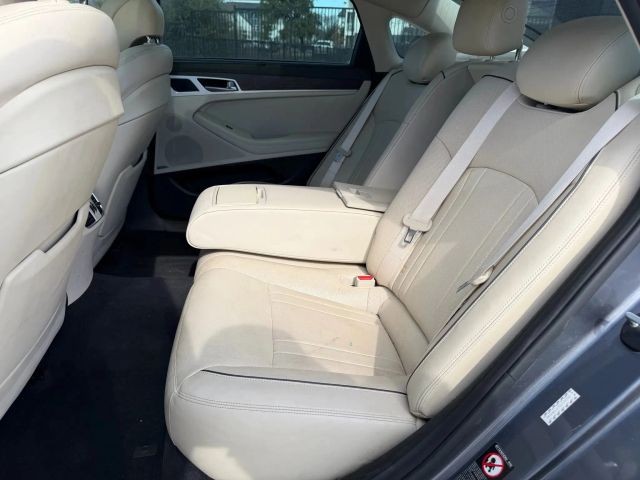 Hyundai Genesis Vehicle Full-screen Gallery Image 17