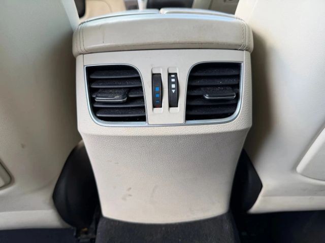 Hyundai Genesis Vehicle Full-screen Gallery Image 18