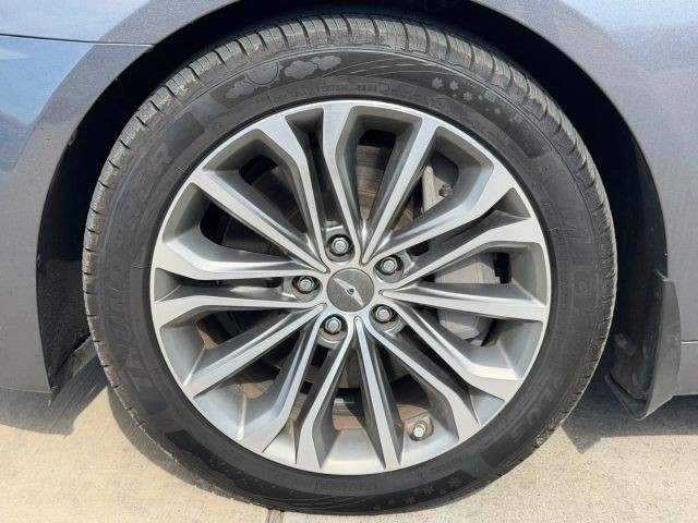 Hyundai Genesis Vehicle Full-screen Gallery Image 21