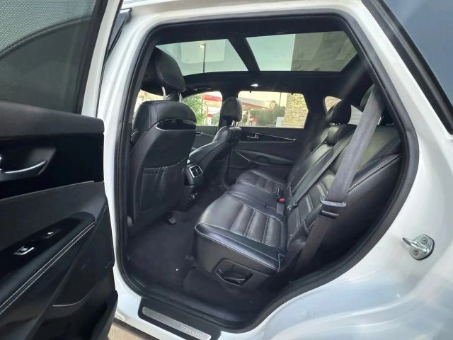 Kia Sorento Vehicle Full-screen Gallery Image 19