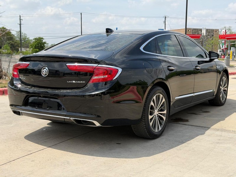 Buick LaCrosse Vehicle Full-screen Gallery Image 06