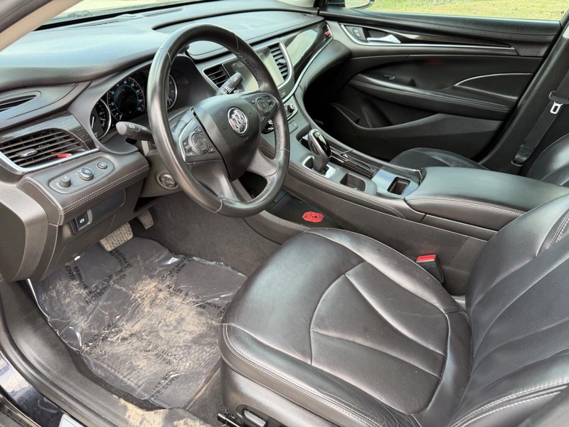 Buick LaCrosse Vehicle Full-screen Gallery Image 11