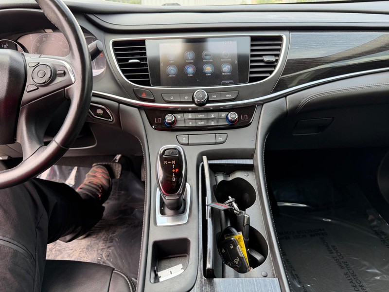 Buick LaCrosse Vehicle Full-screen Gallery Image 14