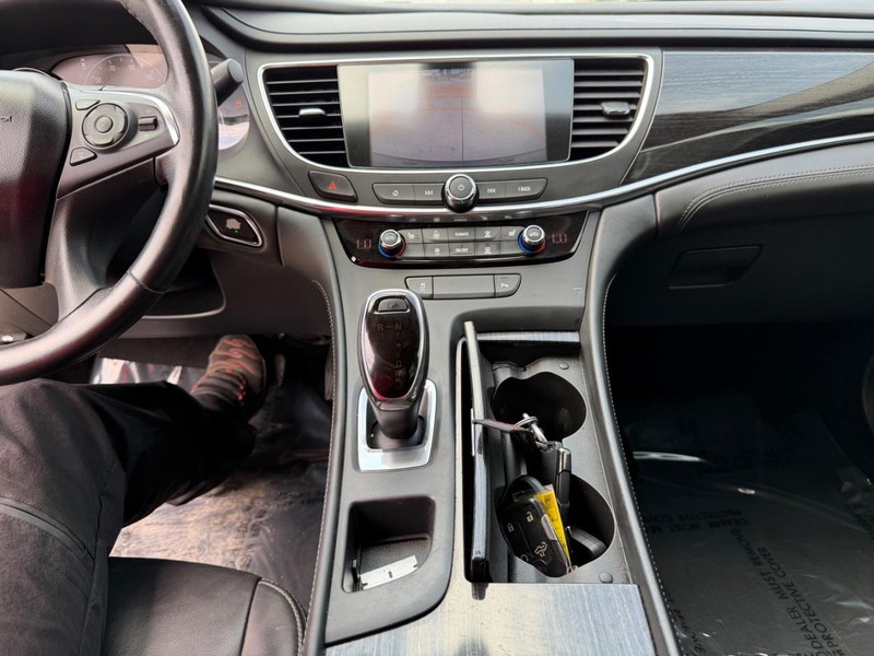 Buick LaCrosse Vehicle Full-screen Gallery Image 15