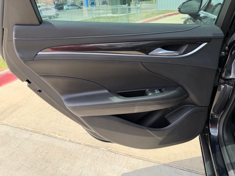 Buick LaCrosse Vehicle Full-screen Gallery Image 16