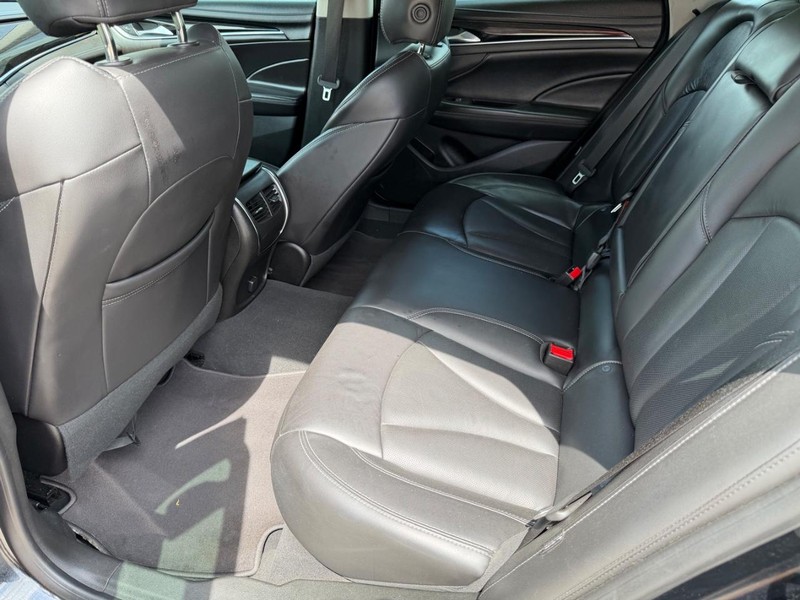 Buick LaCrosse Vehicle Full-screen Gallery Image 17