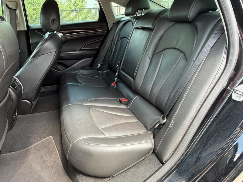 Buick LaCrosse Vehicle Full-screen Gallery Image 18