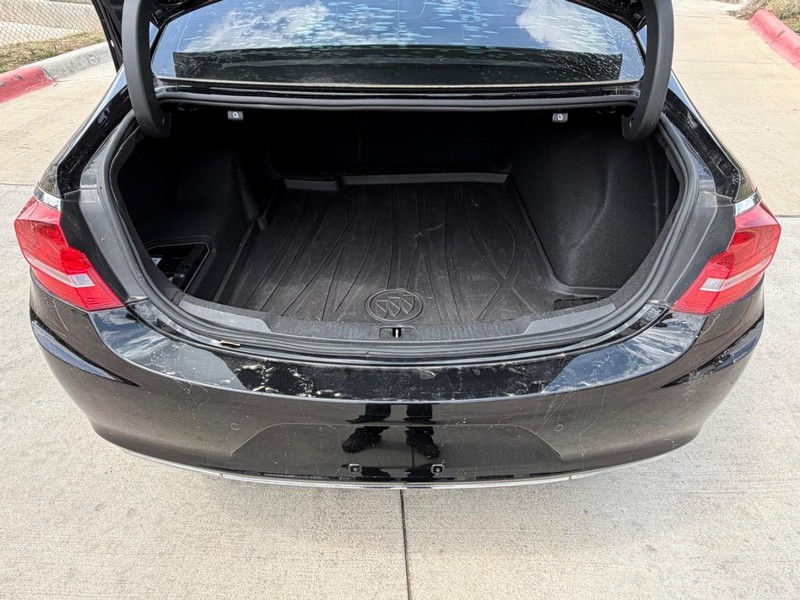 Buick LaCrosse Vehicle Full-screen Gallery Image 21