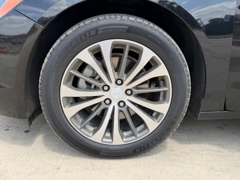 Buick LaCrosse Vehicle Full-screen Gallery Image 22