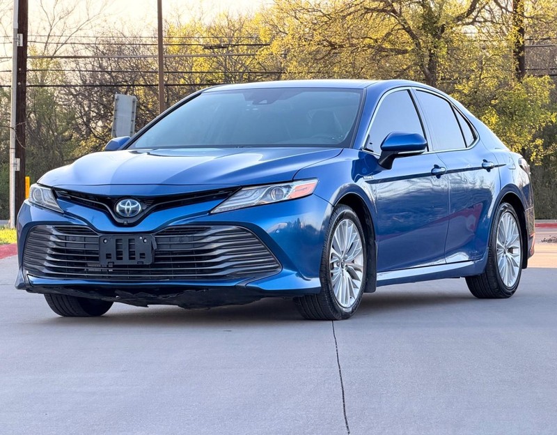 Toyota Camry Hybrid Vehicle Full-screen Gallery Image 02