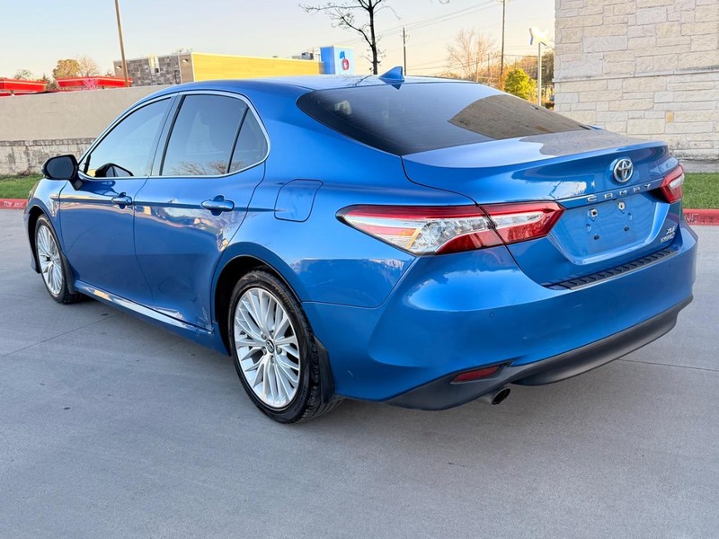 Toyota Camry Hybrid Vehicle Full-screen Gallery Image 04