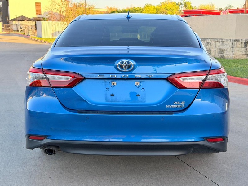 Toyota Camry Hybrid Vehicle Full-screen Gallery Image 05