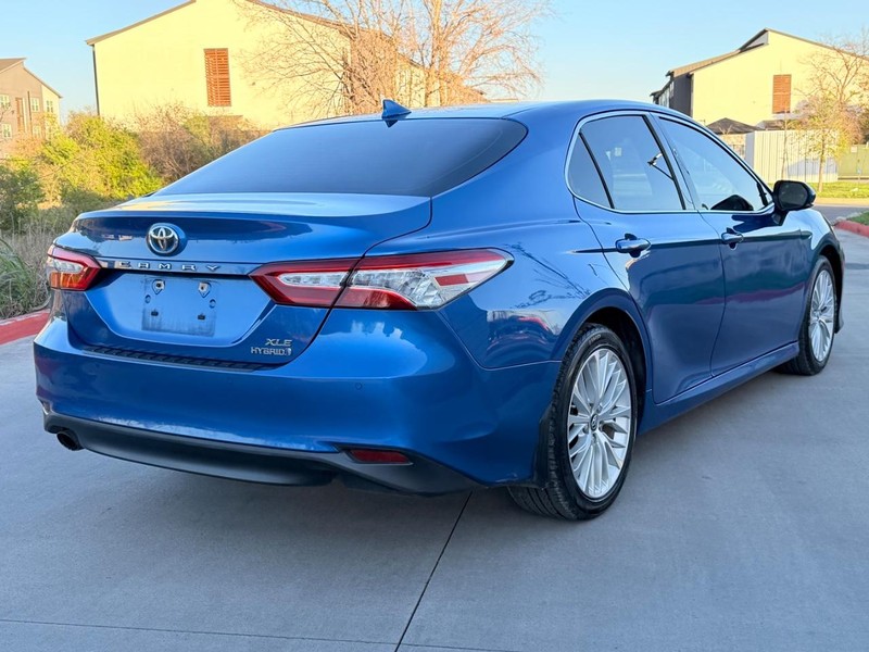 Toyota Camry Hybrid Vehicle Full-screen Gallery Image 06